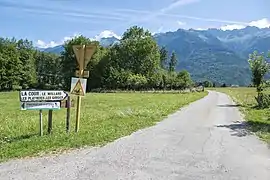 Route communale menant aux hameaux de la Cour, du Mollard, des Plattières et des Gorges.