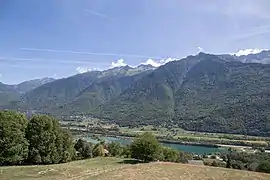 La plaine des Hurtières (avec le massif de la Lauzière en arrière plan.