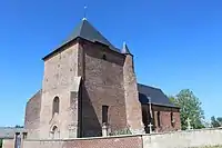 La nef, donjon fortifié soutenu par des contreforts à chaque angle.