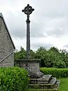 Croix monumentale à côté de l'église.