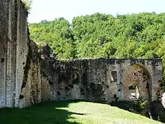 Les vestiges de l'enceinte de l'abbaye.