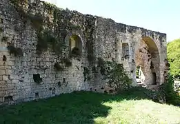 Les vestiges de l'enceinte de l'abbaye