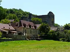 L'ancienne abbatiale dans le village