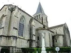 Chœur gothique et bras nord du transept roman.