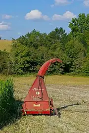 Faucheuse récolteuse à fléaux; Ces machines dotées d'un unique rotor étaient peu coûteuses et peu exigeantes en puissance mais lentes et ne réalisaient qu'un hachage approximatif. Elles ont été utilisées comme ensileuses d'herbe dans les années 1940 à 1960.