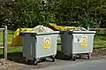 Poubelle à couvercle jaune pour les déchets recyclables.