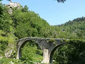 Pont du Diable au-dessus de l'Ance et la chapelle de Chalencon.