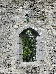 Fenêtre gothique en partie basse du mur sud du chœur.