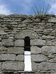 Fenêtre romane en haut du mur sud de la nef.