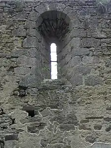 Fenêtre romane du chevet fortement ébrasée.