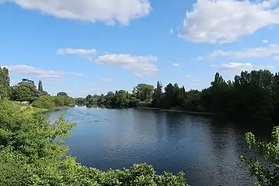 La Dordogne en limite de Saint-Antoine-de-Breuilh au premier plan et Eynesse en rive opposée.