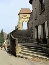 Le grand escalier menant au parvis avec la porte du XVIIe siècle.