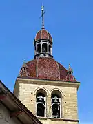 Gros plan sur le clocher de l'église abbatiale.