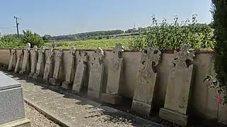 Alignement de pierres tombales dans le cimetière.