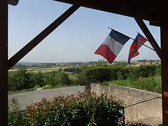 Drapeaux de la mairie et point de vue.