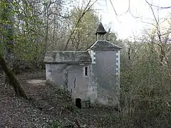 La chapelle des bois. En bas, l'entrée de la grotte.