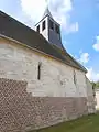 Côté nord de l'église Saint-Aubin, avec deux fenêtres à arc dentelé.