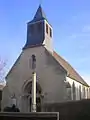 L’église Saint-Aubin, la plaque du monument aux morts (à gauche du portail), et une croix.