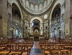 Le chœur, l'autel et un ciborium.