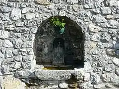 Une fontaine placée dans une niche