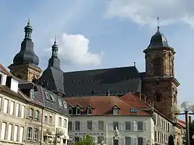 L’abbatiale vue depuis la Place de la Victoire