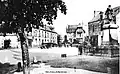 Saint-Barthélemy (Morbihan) : le monument aux morts et la place du bourg vers 1930 (carte postale).