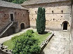 La cour du cloître de Comberoumal.