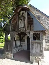 L'église - Le porche avec la statue de saint-Benoît.