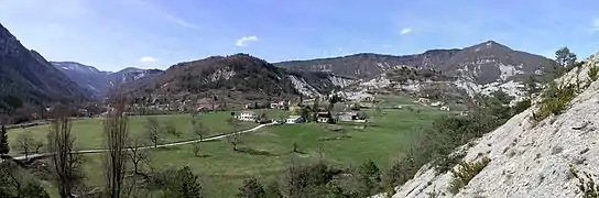 Le village de Saint-Benoît dans la vallée du Coulomp.