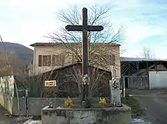 Croix et statue de la Vierge Marie et de son enfant, hameau Labat