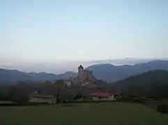 Aperçu du hameau du Mont avec en arrière-plan la ville haute et la cathédrale Notre-Dame de Saint-Bertrand-de-Comminges.