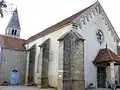 L'église et son porche.