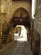 Porte de la Châtelaine ; oratoire Notre-Dame-de-Bon-Secours ; maison de Mandrin (à droite).