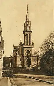 Vue de la basilique au début du XXe siècle, avec la flèche du clocher.