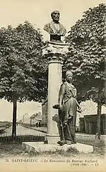 Buste et allégorie du monument au docteur Jules Rochard« Monument au docteur Rochard à Saint-Brieuc », sur À nos grands hommes,« Monument au docteur Rochard à Saint-Brieuc », sur e-monumen,(en) « Monument au docteur Jules Eugène Rochard à Saint-Brieuc », sur René et Peter van der Krogt