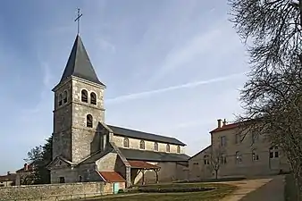 Église et mairie-école.