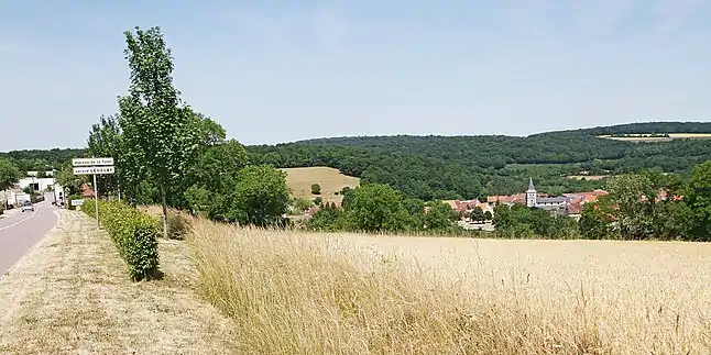 Le village niché dans la vallée de la Digeanne, vu de la départementale 996