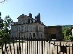 Le château de Lévinhac et le portail de l'ancienne église.