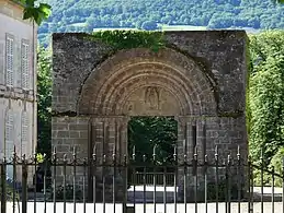 Le portail de l'ancienne église.