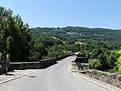 Le pont sur le Lot, avec ses becs.