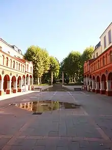 Cour intérieure d'un bâtiment.