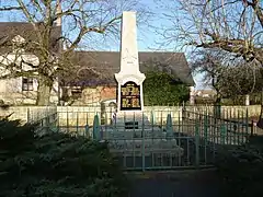 Le monument aux morts en 2012.