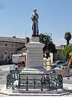 Poilu au repos (monument aux morts)