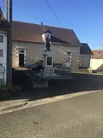 Poilu au repos (monument aux morts)« Monument aux morts de 1914-1918 à Saint-Civran », sur À nos grands hommes