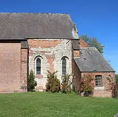 Le chœur en partie en pierre calcaire.