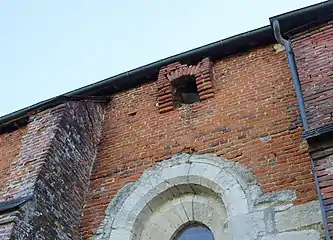 Ancienne latrine de la salle de refuge.