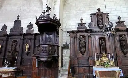 Chaire et autels latéraux du XVIIe siècle