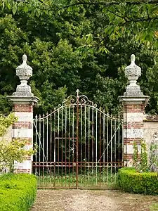 Portail secondaire de l'abbaye.