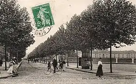 Ancienne carte postale montrant la caserne du boulevard Carnot.