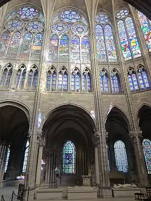 Basilique de Saint-Denis - Claire-voie et triforium du gothique rayonnant sur le déambulatoire du gothique primitif